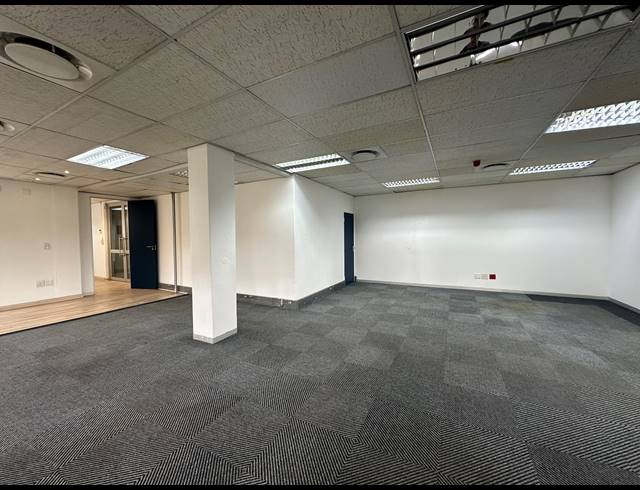 1,910M² OFFICE TO LET IN SUNNINGHILL